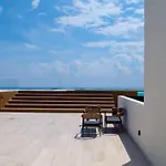Pool View Condo / Rooftop Pool, Jacuzzi, Gym & Bar