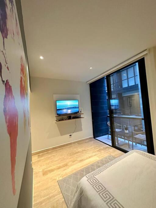 Pool View / Rooftop Pool, Jacuzzi, Gym & Bar *