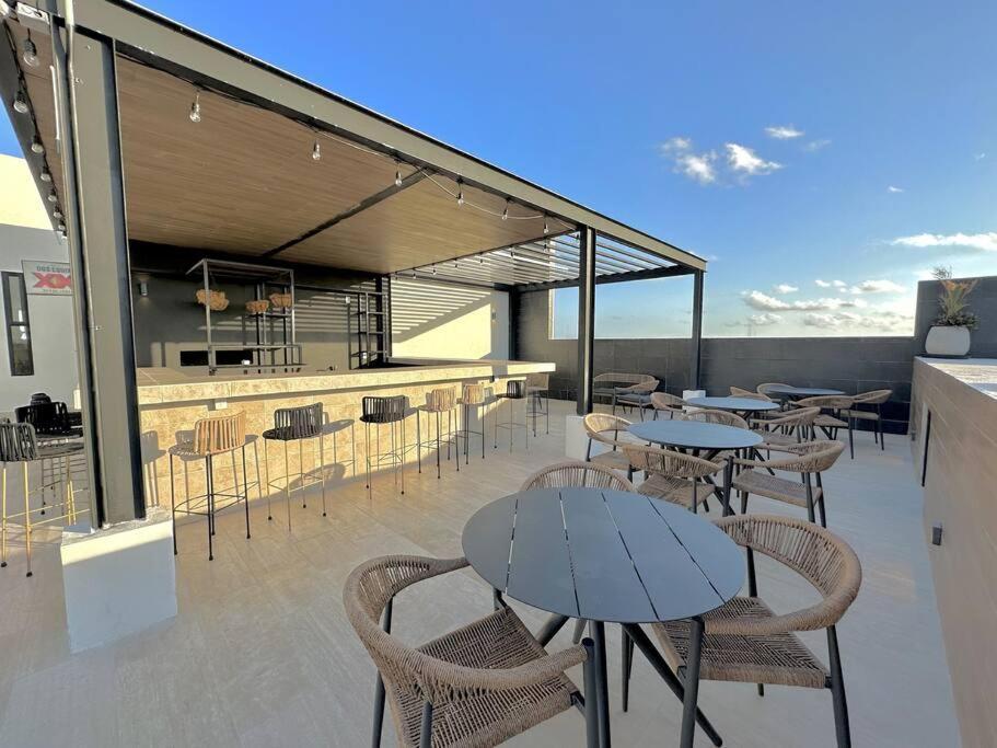 Pool View / Rooftop Pool, Jacuzzi, Gym & Bar