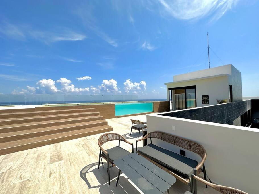 Pool View / Rooftop Pool, Jacuzzi, Gym & Bar